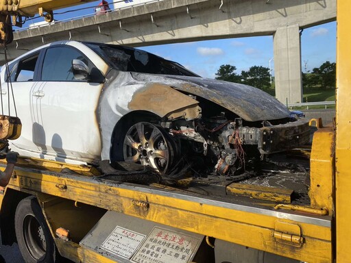 國2大園段火燒車 他提滅火器狂奔畫面曝
