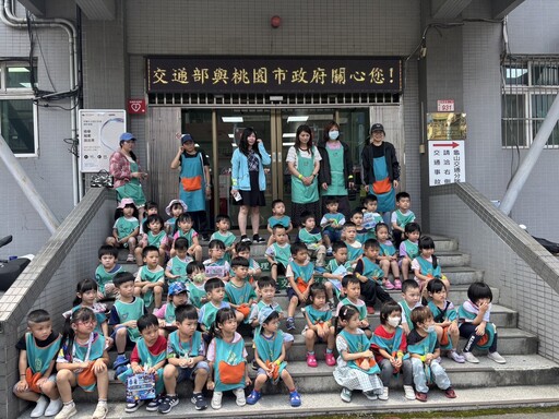 太可愛!幼兒園前進龜山派出所表演 向警察致敬