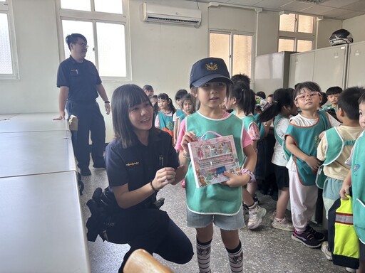 太可愛!幼兒園前進龜山派出所表演 向警察致敬