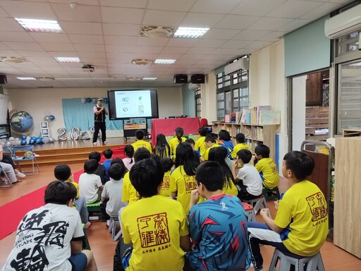 台電桃園區處送暖 贈復興區偏鄉學童免費畢業紀念冊