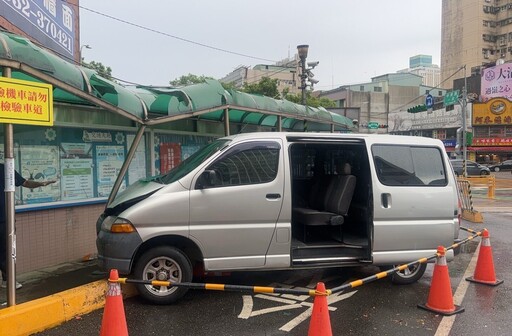 6旬男誤踩油門暴衝 撞破中壢監理站遮雨棚