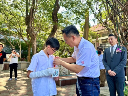 蘇俊賓為桃園國小畢業生別胸花 曬「學長」青澀畢業照