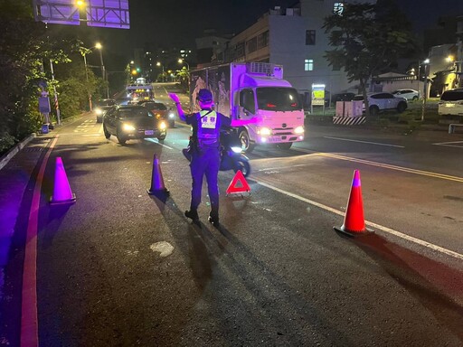 車輛爆胎受困車道 八德警設錐導引車流避事故