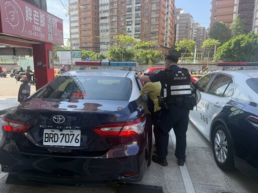 8旬老婦烈日中迷途 壢警暖心陪伴助平安返家
