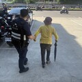 8旬老婦烈日中迷途 壢警暖心陪伴助平安返家