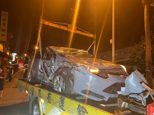 【有片】想睡覺!越籍男深夜猛撞5車 整輛車「翻肚」躺路中