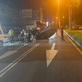 【有片】想睡覺！越籍男深夜猛撞5車 整輛車「翻肚」躺路中