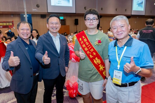 頒匾額表揚大園23孝行楷模 蘇俊賓:高齡友善的重要助力