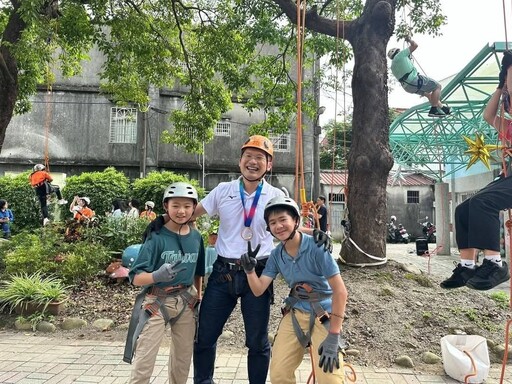 大溪中興國小畢典挑戰「超級鐵人三項」蘇俊賓陪畢業生勇闖最後一哩
