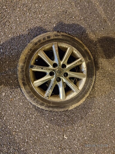 【有片】天降橫禍!疑遭拖吊車輛輪胎脫落 國1轎車慘被砸中