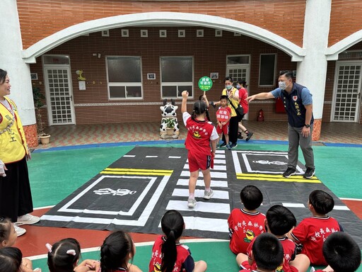 大園警舉辦交通安全宣導活動 學童:長大想當警察