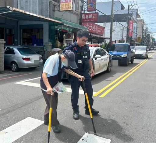 拄杖老翁不敢過馬路 大園警暖心舉動守護安全
