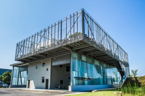 全國首座環保設施通過認證!桃園柴油車排煙檢測站獲「第1+級近零碳建築」肯定
