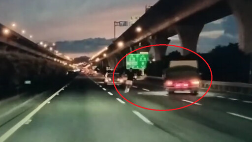 【有片】國1內壢「人肉交通錐」國道上狂跳 貨車司機嚇到翻車