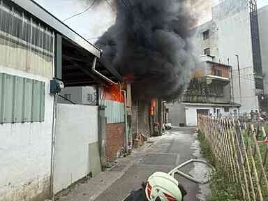 平鎮區資收場冒惡火 桃園消防半小時內及時撲滅