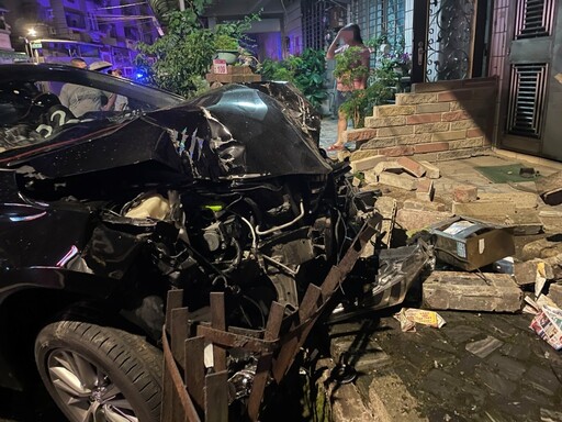 【有片】汽車路口碰撞後失控衝民宅 整片圍牆倒塌慘況曝