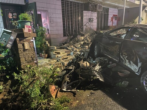 【有片】汽車路口碰撞後失控衝民宅 整片圍牆倒塌慘況曝