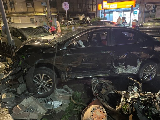 【有片】汽車路口碰撞後失控衝民宅 整片圍牆倒塌慘況曝