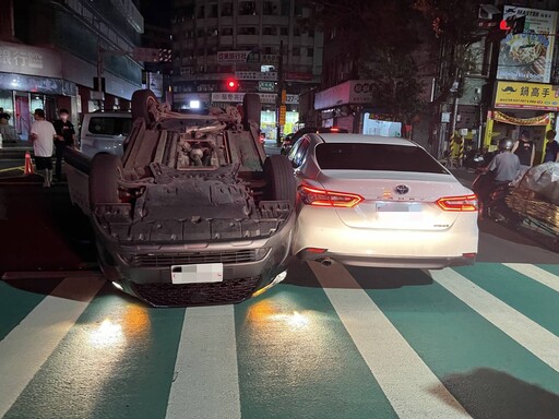 中壢深夜三車相撞 計程車翻覆街頭駕駛受傷
