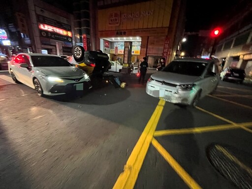 中壢深夜三車相撞 計程車翻覆街頭駕駛受傷