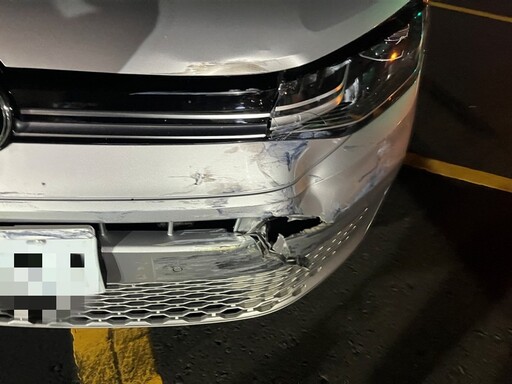 中壢深夜三車相撞 計程車翻覆街頭駕駛受傷