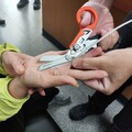 婦40年婚戒卡手取不下！桃園消防靠這招解圍
