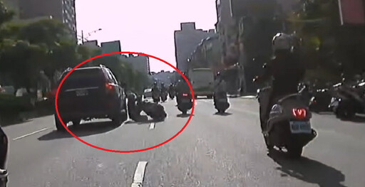 【有片】機車突偏移擦撞小客車 阿伯騎士緊急送醫
