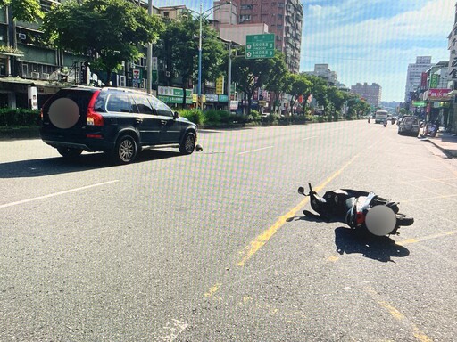 【有片】機車突偏移擦撞小客車 阿伯騎士緊急送醫