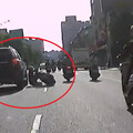 【有片】機車突偏移擦撞小客車 阿伯騎士緊急送醫