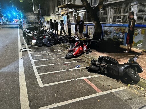 【有片】桃園中壢飛車追逐大亂鬥 路邊14台汽機車慘遭波及