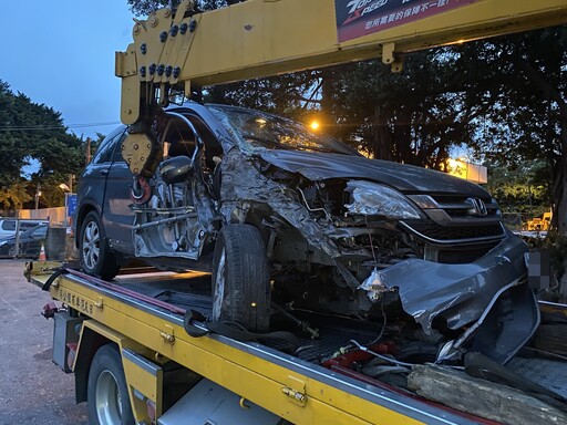 疑恍神釀禍猛撞大貨車!國1小客貨車頭零件散一地