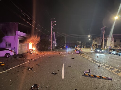 凌晨自撞民宅瞬間起火 汽車整台變廢鐵