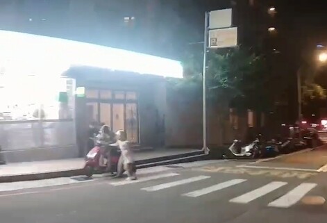【有片】街頭搶車反被民眾合力壓制 蘆竹男狼狽遭送辦