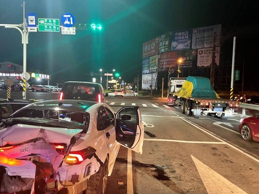 【有片】沒看到紅燈?47歲男未減速直直撞 前車屁股慘遭撞爛