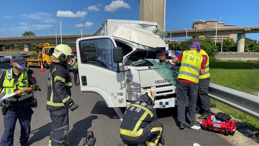 國2大園交流道貨車「車頂撞凹」 駕駛送醫搶救中