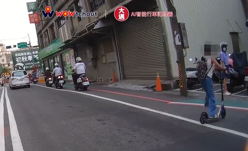 【有片】桃園女童騎滑板車衝出馬路 騎士急剎險摔驚險一瞬