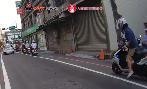 【有片】桃園女童騎滑板車衝出馬路 騎士急剎險摔驚險一瞬