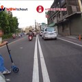 【有片】桃園女童騎滑板車衝出馬路 騎士急剎險摔驚險一瞬