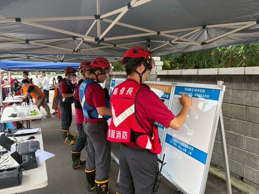 桃園大竹消防分隊前進倉儲演練 提升科技救災效能