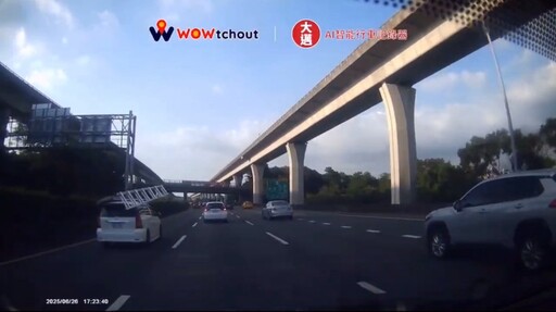 國道行駛樓梯突掉落險砸後車 警提醒恐挨萬元罰單