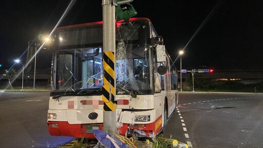 桃園中壢公車深夜自撞安全島 交通號誌慘遭波及