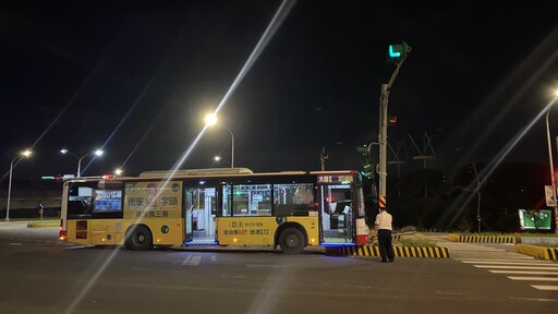桃園中壢公車深夜自撞安全島 交通號誌慘遭波及