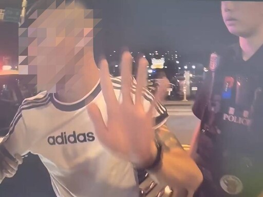 桃園男騎士違停遭攔查神情慌張 警一開車廂尷尬了