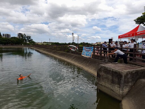 有人掉進埤塘?桃園大湳消防分隊搶救演練逼真登場
