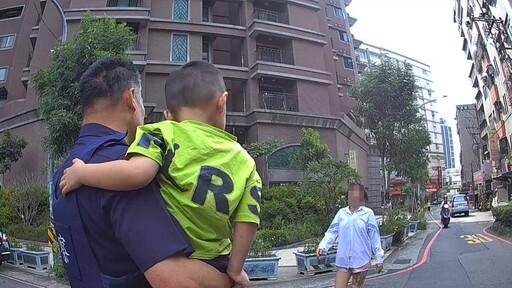 3歲童趁媽媽午睡偷溜出門 桃警及時化解驚魂