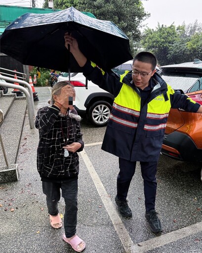 6旬婦1原因呆坐路邊淋雨 楊梅警暖心送返家