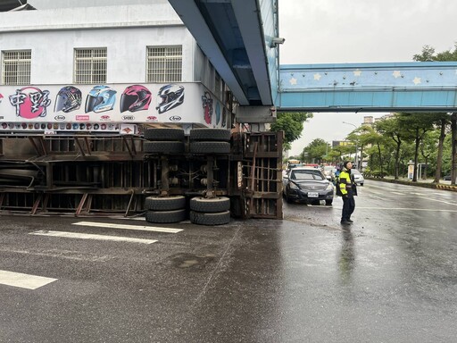 【有片】大學長側躺馬路邊 八德大貨車轉彎瞬間翻車