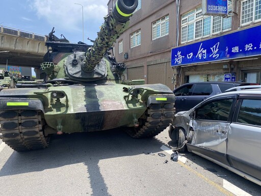 重型戰車誤越行車分向線釀禍 大園小客車頭慘遭波及