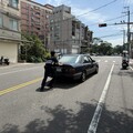 汽車拋錨動彈不得 壢警奮力推車恢復交通順暢