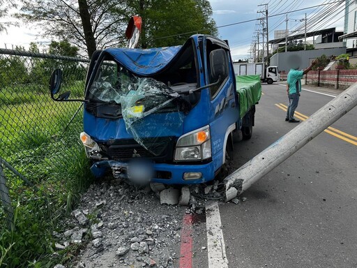 八德小貨車自撞路旁電桿 車頭全毀雙向交通一度中斷